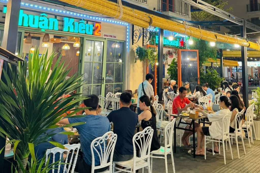 Nhà hàng nhộn nhịp tại làng chài Hàm Ninh Phú Quốc