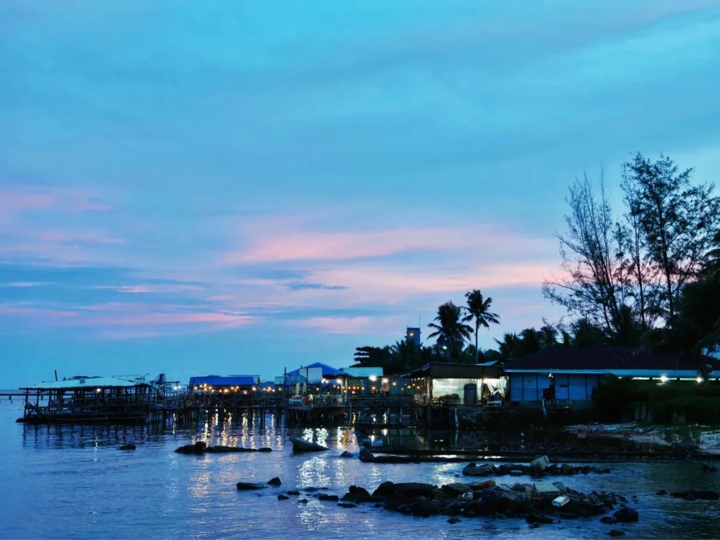 Ham Ninh fishing town reviews with peaceful and poetic scenery in the afternoon