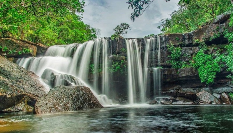 The clear blue stream banks and fresh air at Suoi Tranh