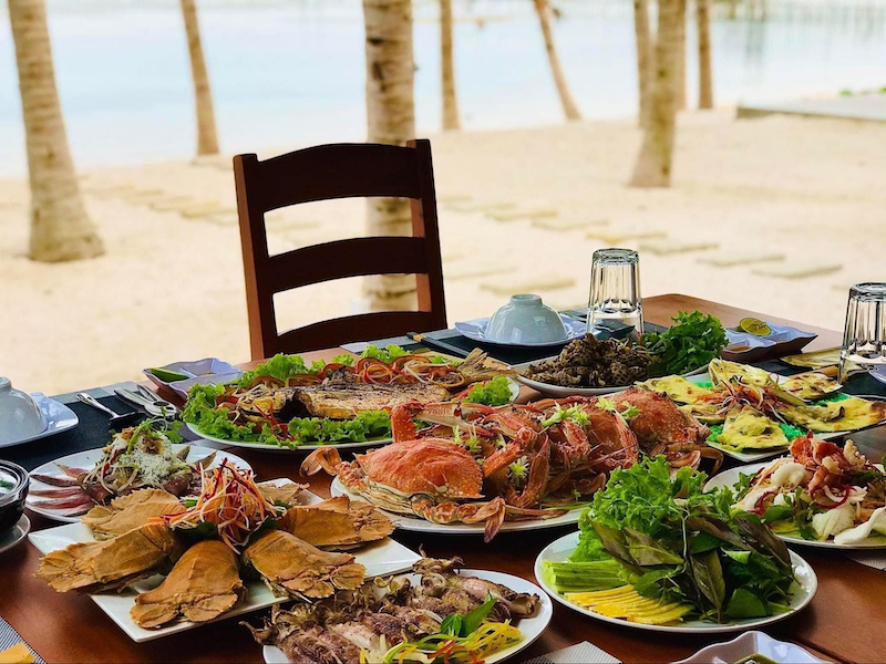 Midday flavors – lunch at local seafood huts