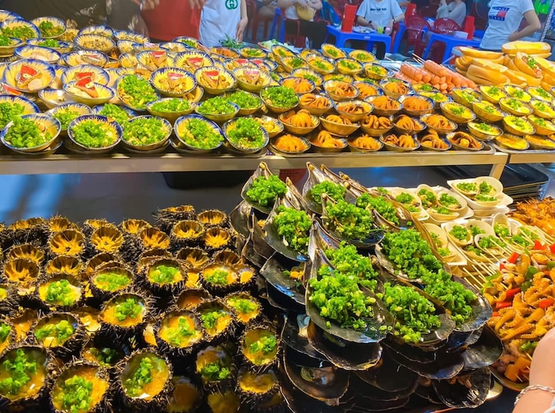 Enjoy delicious dishes at Dong Duong market