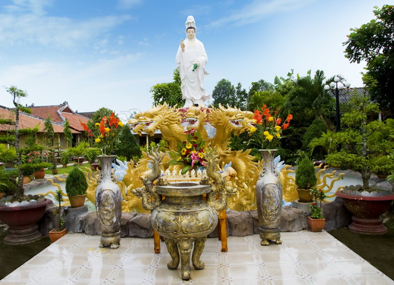 The temple yard is large, surrounded by green trees and the wind blowing in from the river brings coolness year round.