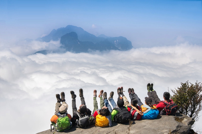 Tourists are posing playfully together on the sea of ​​clouds at Fansipan