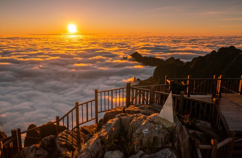 The early morning, the Fansipan mountain weather is always cool, with a vast sea of ​​clouds
