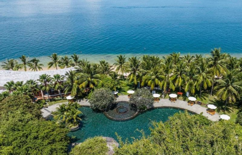 Overview of Hon Tam Island