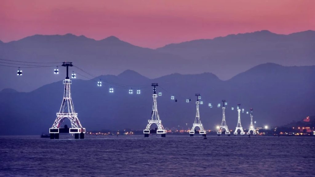 You can admire the beautiful panoramic view of Nha Trang Bay when you ride the Vinpearl cable car