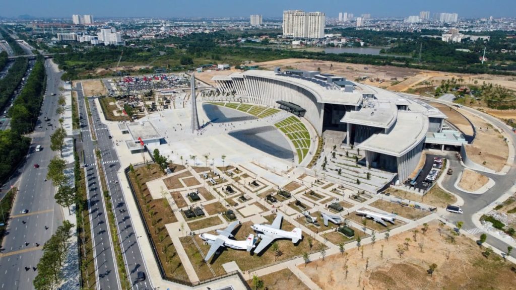 The Vietnam Military History Museum photos taken from above are extremely dynamic, gathering many ancient war artifacts