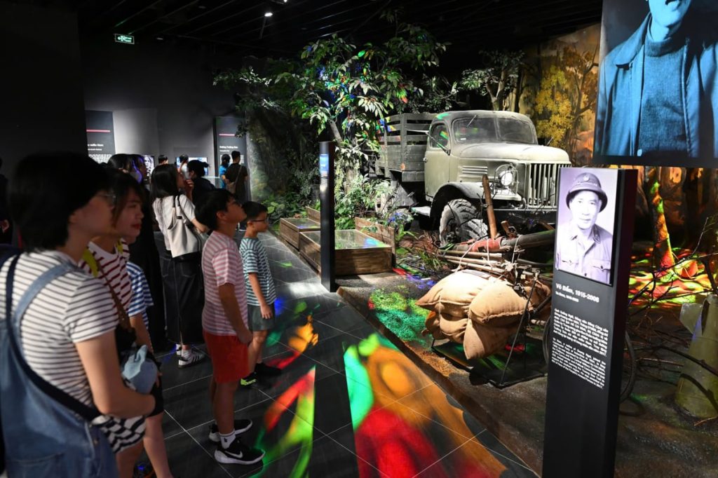 The museum has applied many modern display methods, such as 3D mapping technology and automatic audio guide, bringing new experiences to visitors