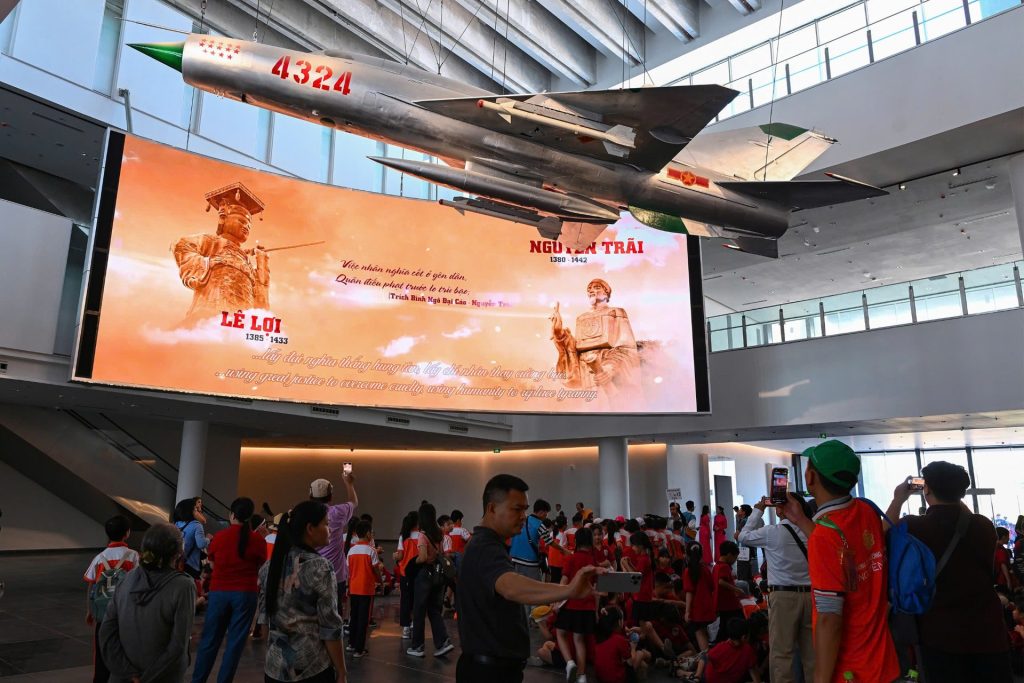 Standing out in the main hall is the MiG-21 with serial number 4324, nicknamed "Én bạc", with 14 red stars printed on its shell, representing the destruction of 14 enemy planes