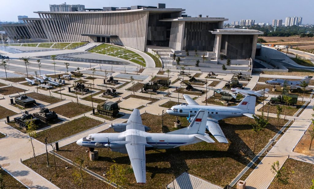 The main building of the museum has four floors above ground, one ground floor, with a construction area of ​​23,198m2 and a total floor area of ​​up to 64,640m2, with an overall height of 35.8m