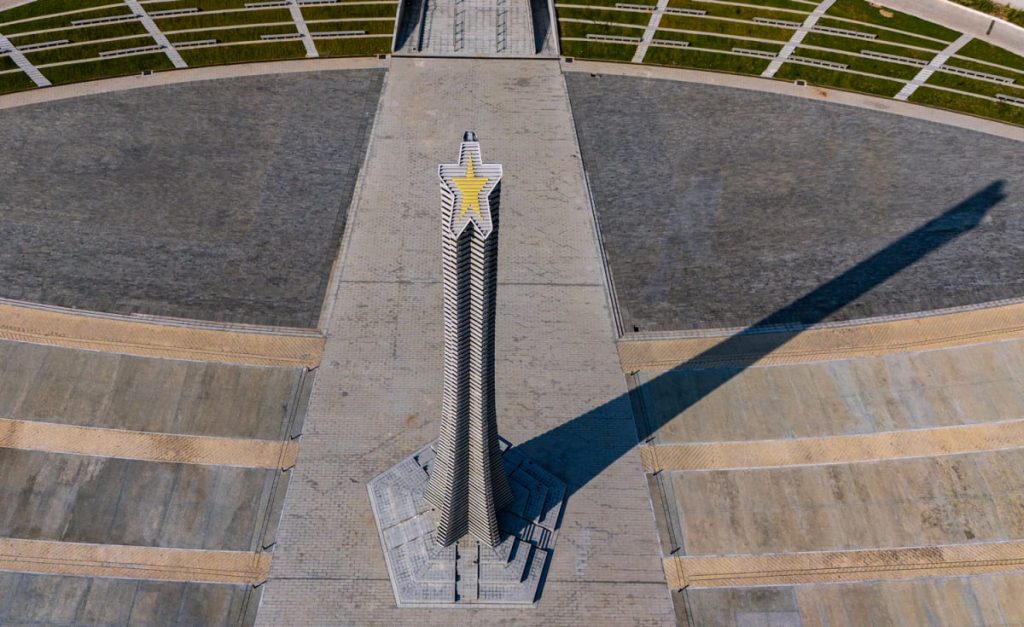 The 45m high Victory Tower in the museum's forecourt is extremely prominent
