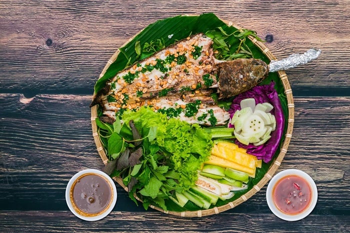 Enjoy fragrant grilled snakehead fish with local special dipping sauce