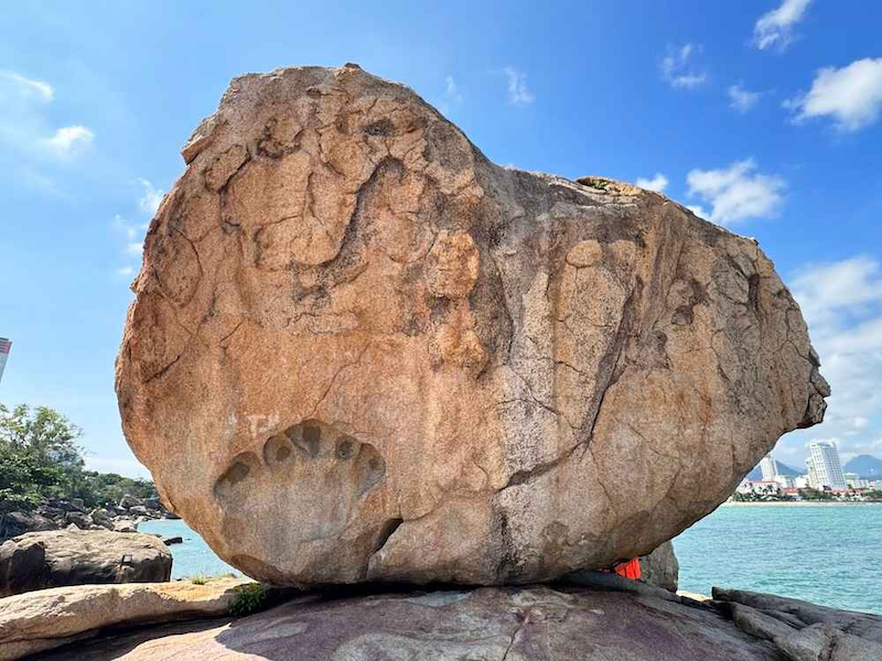 Hon Chong (about 2.1 km away)