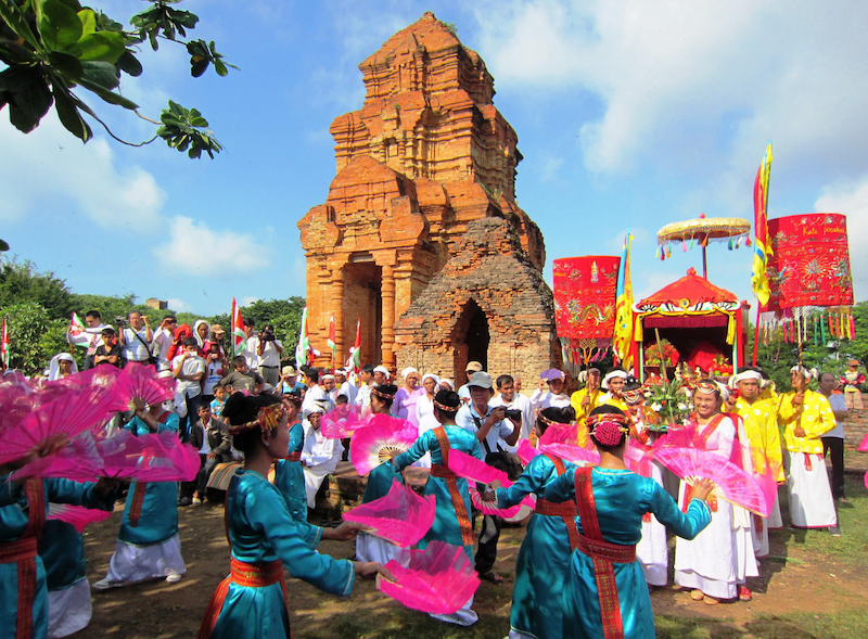 Enjoy traditional Cham dance performances
