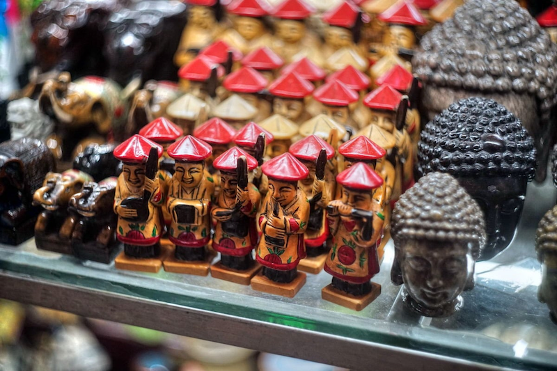 Discover the souvenir and gift area