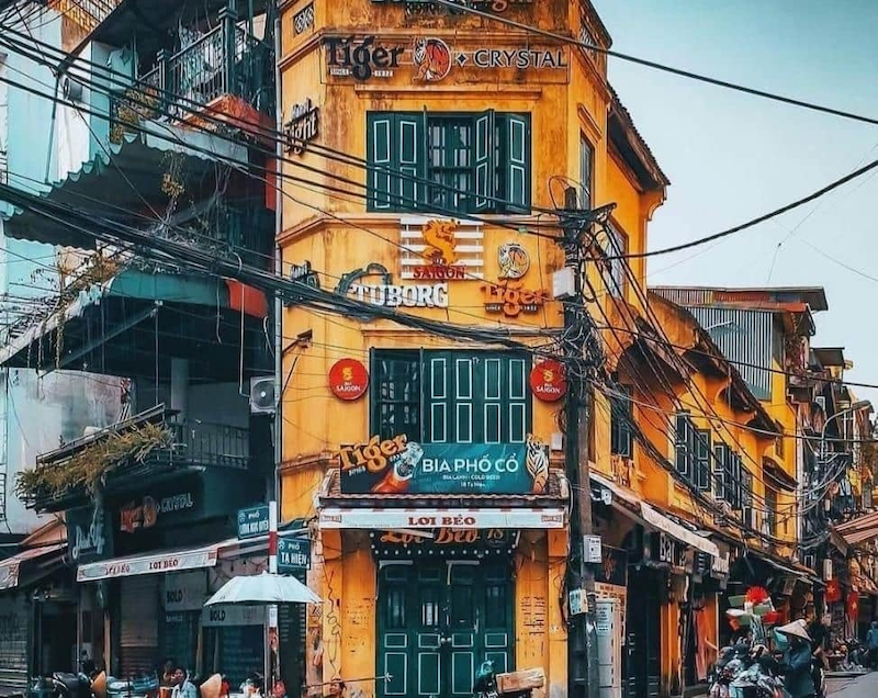 Capture the night vibes of Hanoi’s old quarter