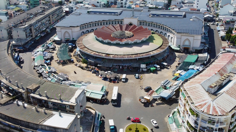 Dam Market (about 2.5 km away)