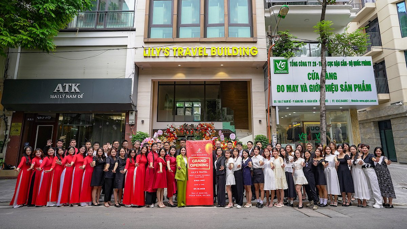 Lily's Travel's Hanoi tours often design flexible itineraries, enjoying delicious street food, visiting historical sites and experiencing local culture, making the trip not only fun but also complete in terms of experience. 