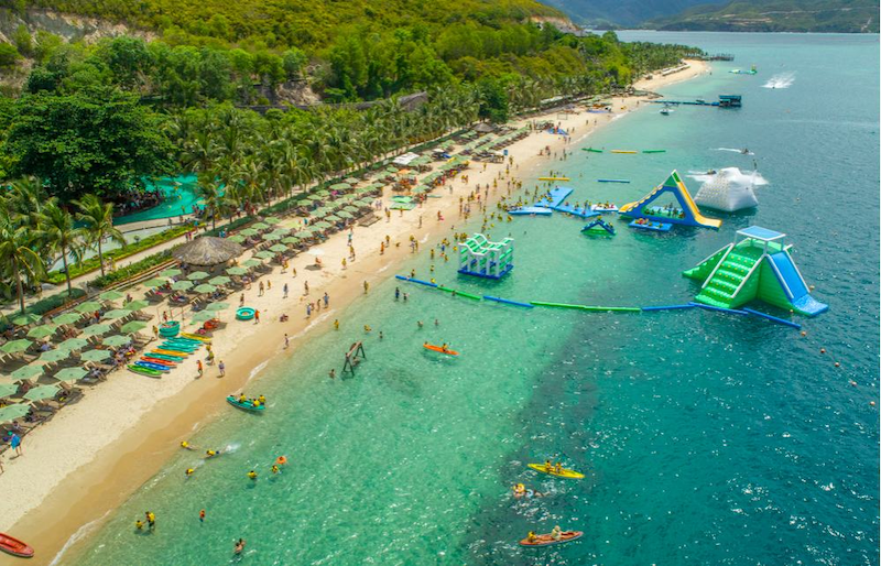 The best time to explore Hon Tam Island is from March to September, when Nha Trang enters the beautiful sunny season and the sea is calm