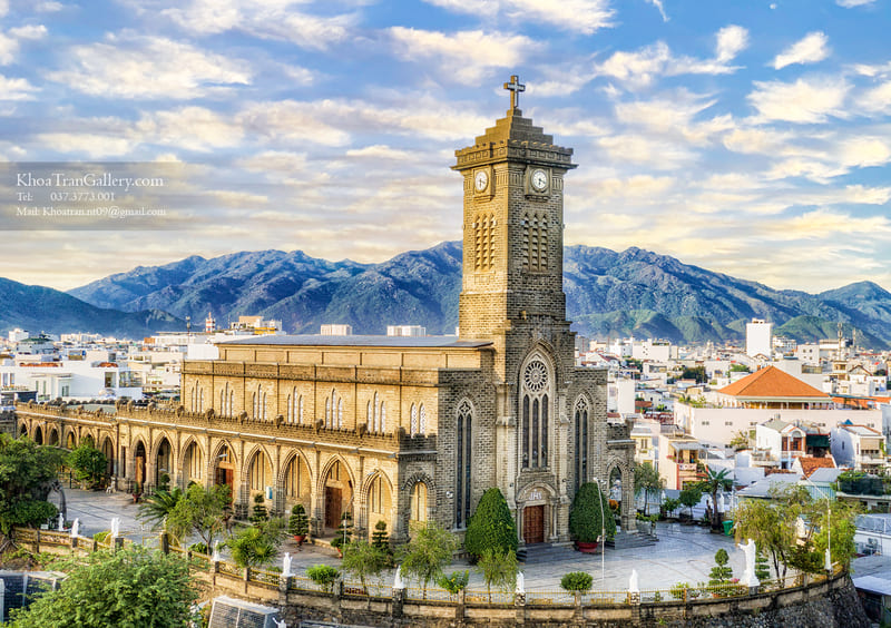 You can easily get to Christ The King Cathedral Nha Trang, the affectionate name that locals give to this church because the catherdral is a famous tourist destination.