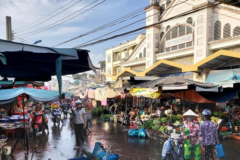 Sa Dec market is always busy and bustling