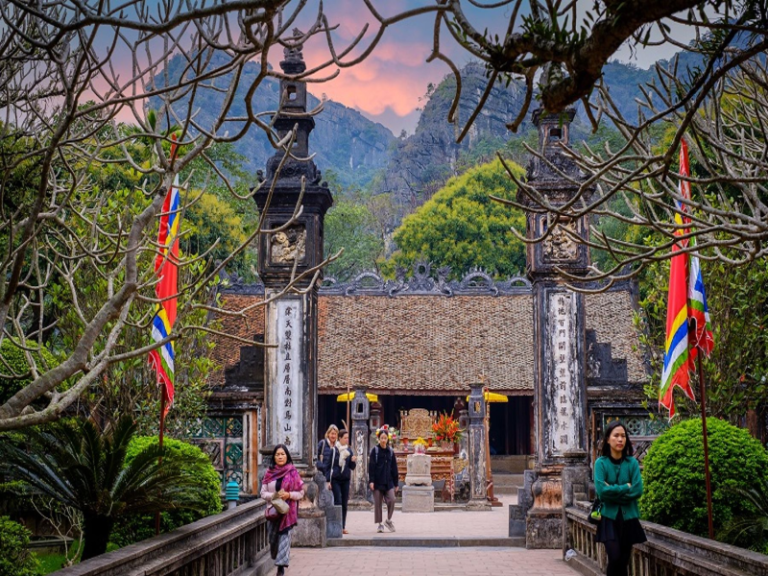 Tips for visiting Dinh Tien Hoang Temple