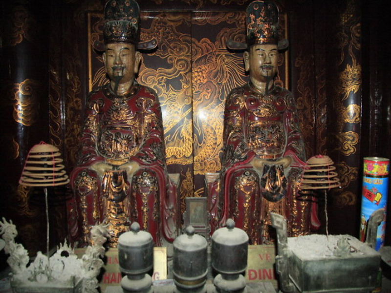 What to see inside Dinh Tien Hoang Temple
