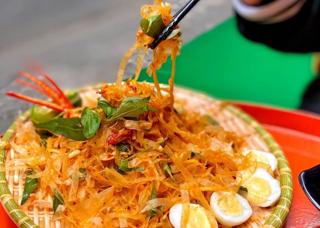 Mixed rice paper salad has an irresistible flavor, even from the first bite