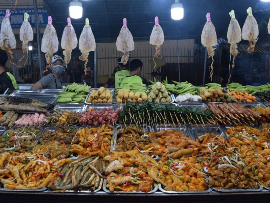 Tay Ninh's food street, a blend of tradition and modernity, attracts tourists