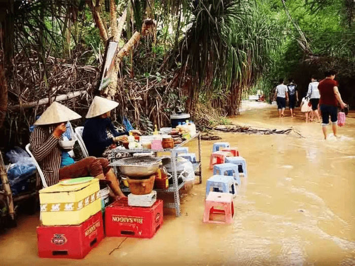 There are a few small vendors selling cold drinks at the very beginning of the trek