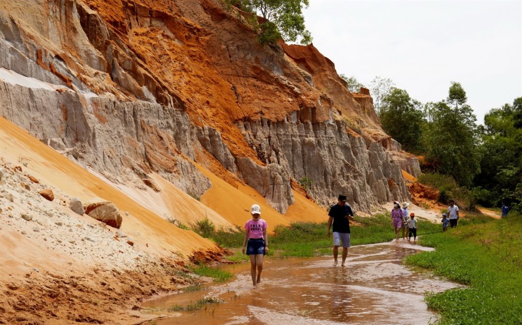 The water level in Fairy stream Mui Ne is consistently shallow, usually hovering around your ankles