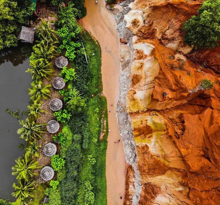 Located right on the main coastal road of the town, getting to Fairy Stream Mui Ne is simple 