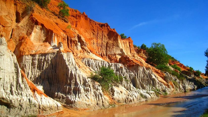 Fairy Stream Mui Ne: A stunning contrast of red sand, white clay and lush green