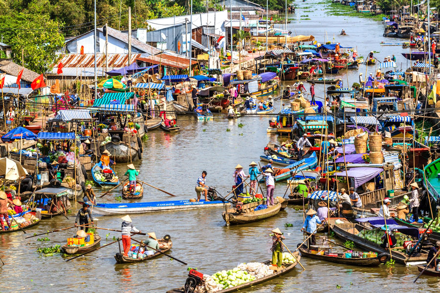 The floating markets are at their best between 5:30 AM and 7:00 AM