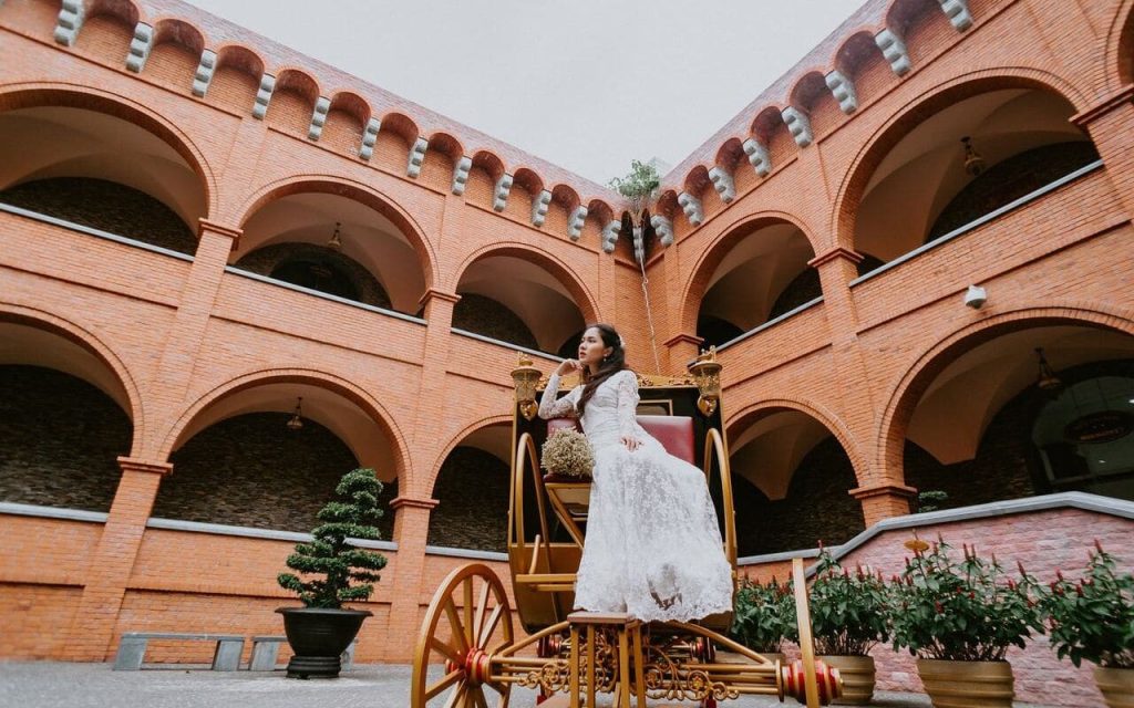 Check in at the scenic spots surrounding the castle.