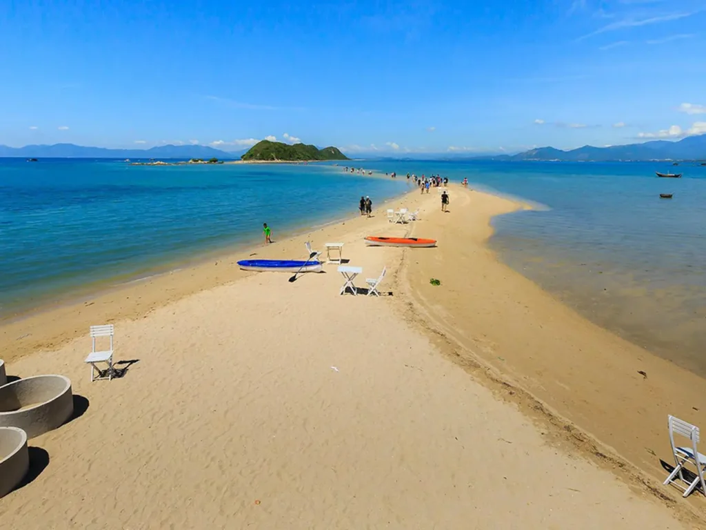 Most visitors find that booking a tour is the most efficient way to see the island in one day