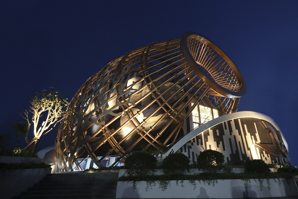 At night, the "Đó" structure transforms into a glowing masterpiece