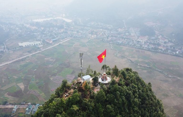 When is the best time to visit Co Tien Mountain