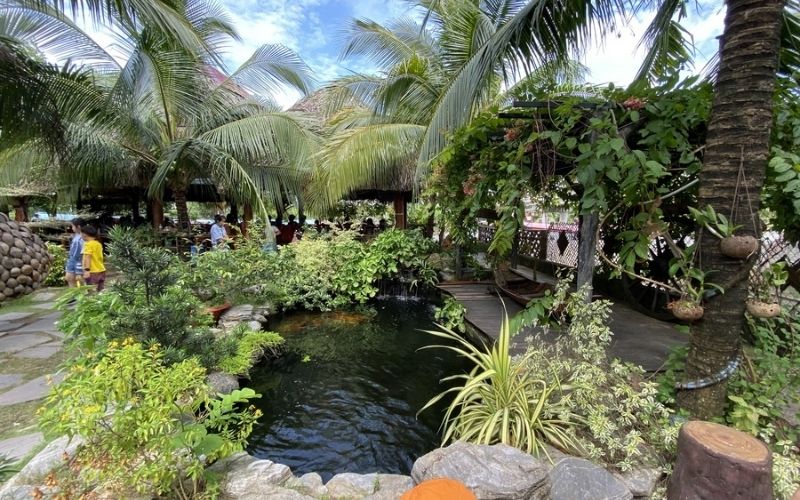 Having lunch at a garden house in Vinh Long