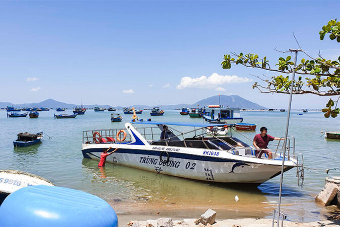 Save travel time and enjoy more hours exploring by speedboat