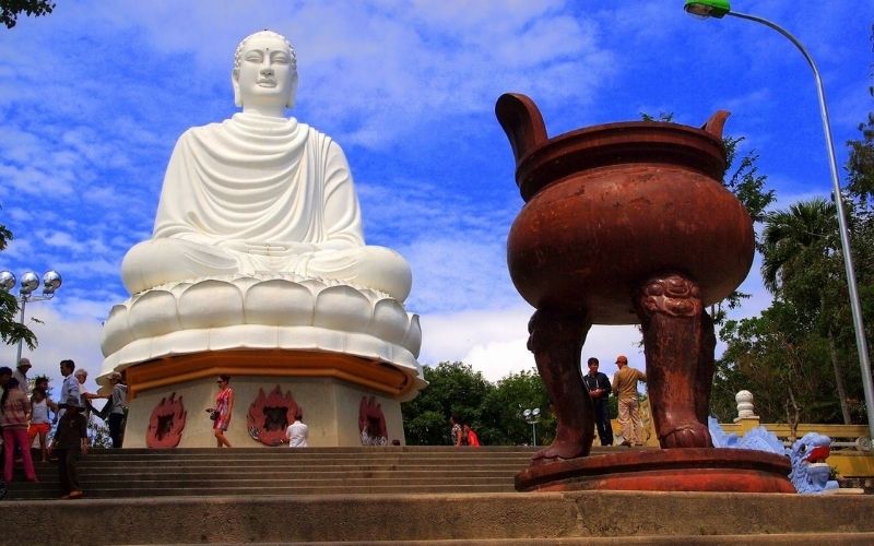 Long Son Pagoda entrance fee and opening hours