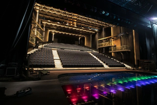 You should arrive at Đó Theatre Nha Trang 15 to 20 minutes before the show starts