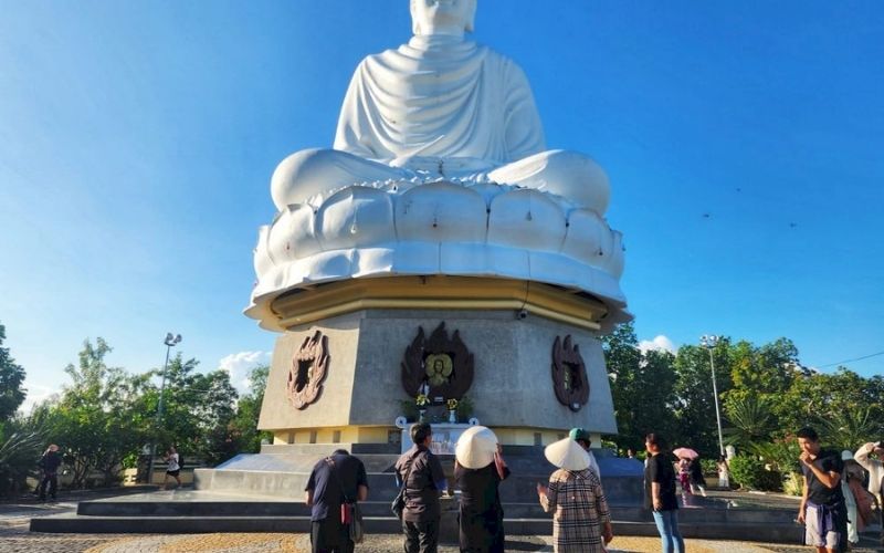 Where is Long Son Pagoda located?