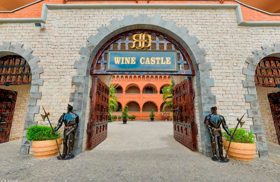 The front gate of Wine Castle 