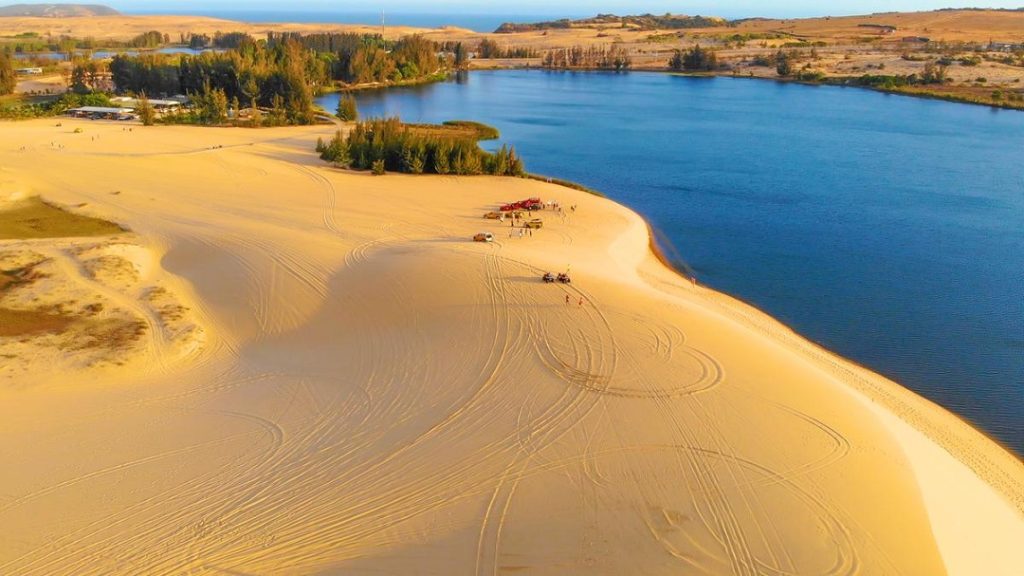 Bau Trang (White Sand Dunes - Binh Thuan)