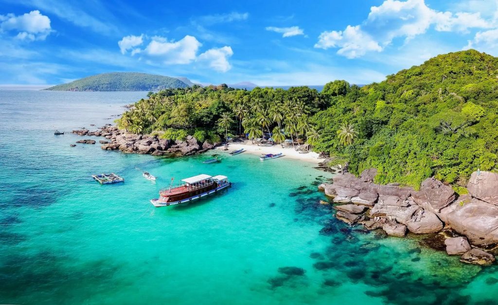 The straight-line Da Nang to Phu Quoc distance is about 700 kilometers