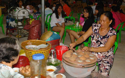 Food experience and local culture at Phan Thiet night market - friendly vendor