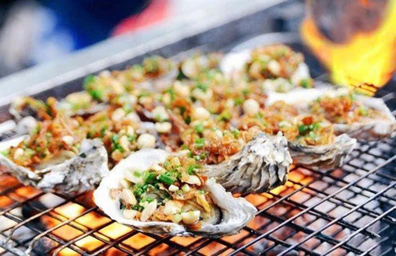 Grilled seafood at Phan Thiet night market - scallops with peanuts and spring onions