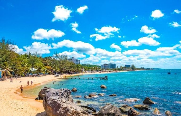 Overview of Long Beach (Bai Truong)