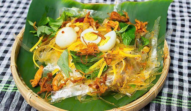 Popular street food at Phan Thiet night market - bánh tráng trộn mixed rice paper